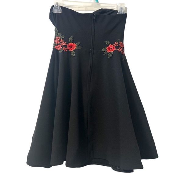 B Darlin Juniors Black Red Floral Strapless
Embroidered Dress Size 3/4 - Picture 4 of 10
